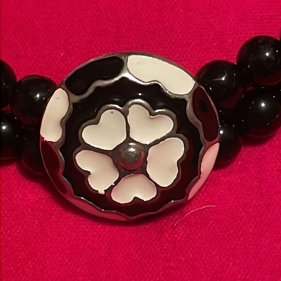 Vintage black and white double strand stretchy bead bracelet with 1” flower - Picture 2 of 7